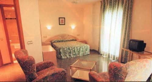 Hotel Don Pelayo Arbos Exterior photo